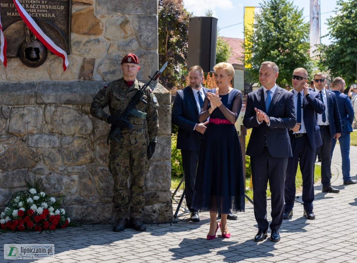 Odsłonięcie tablicy upamiętniającej śp. Marię i Lecha Kaczyńskich oraz wystąpienie Prezydenta RP